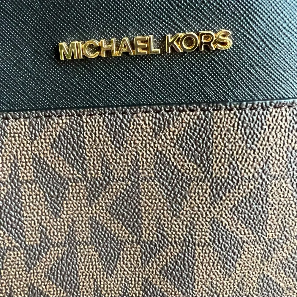 Michael Kors Voyager Zip Top Tote! Used Once! $398